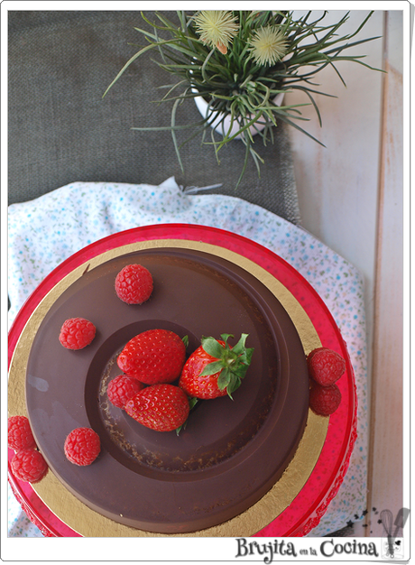 Bizcocho de frutos rojos y cubierta de chocolate