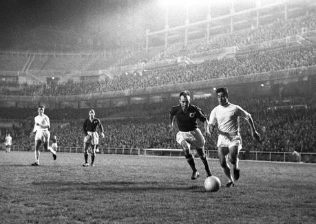 Manolín Bueno, en un partido con el Madrid en 1961.