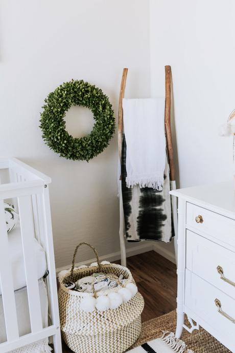 Decorar una habitación pequeña de bebé.