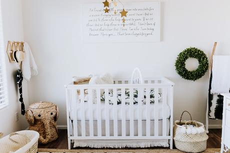 Decorar una habitación pequeña de bebé.