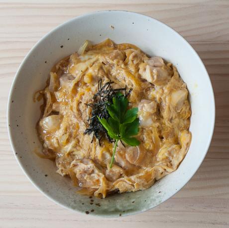 Como hacer Oyakodon ( pollo y huevo sobre arroz) Como hacer Oyakodon ( pollo y huevo sobre arroz)