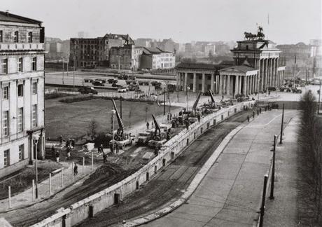 LA CONSTRUCCIÓN DEL MURO DE BERLÍN (1961)