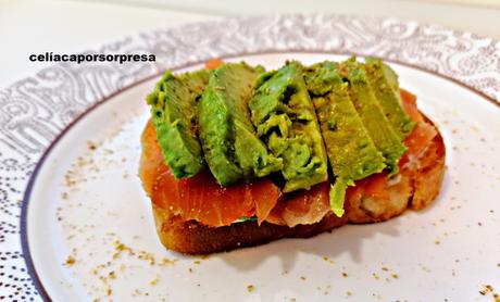 TOSTA DE SALMÓN AHUMADO Y AGUACATE