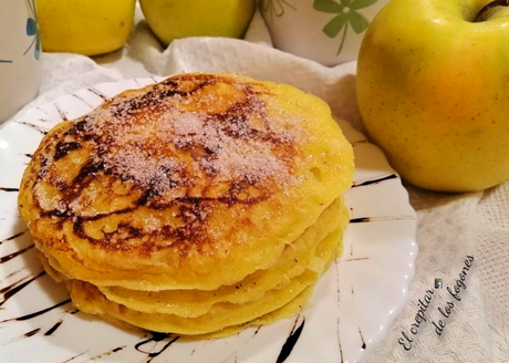 TORTITAS DE PLÁTANO CON SALSA DE FRESA Y MIEL