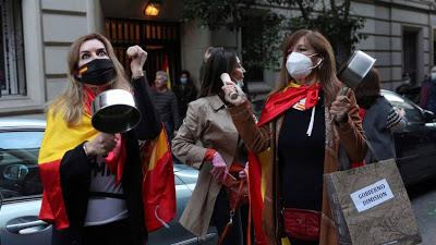 Tiempo de incertidumbre y los gritos y gestos de protesta de los “cayetanos”.