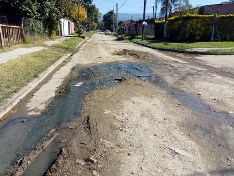 Colapsó una cloaca en Cebil Redondo y complica la vida de los vecinos