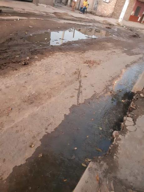 Colapsó una cloaca en Cebil Redondo y complica la vida de los vecinos