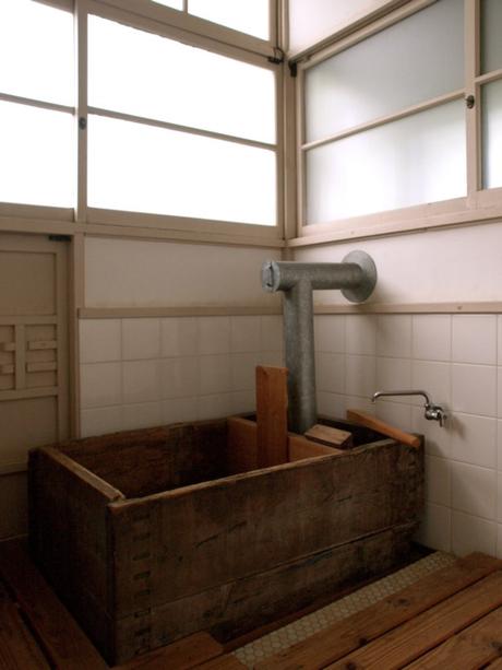 El “datsu-men-taku” y la bañera. Un espacio insuficiente de almacenamiento.