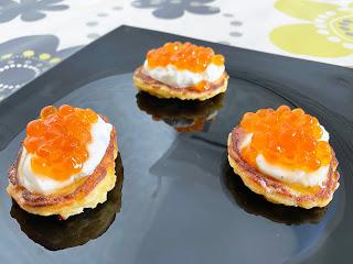 Blinis de tortilla de patata con queso y caviar de salmón