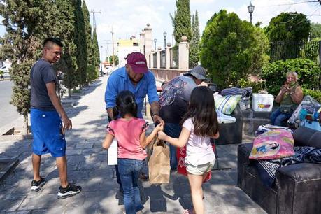 Vecinos de Tlaxcala se unen para apoyar a ancianitos que lo perdieron todo en incendio