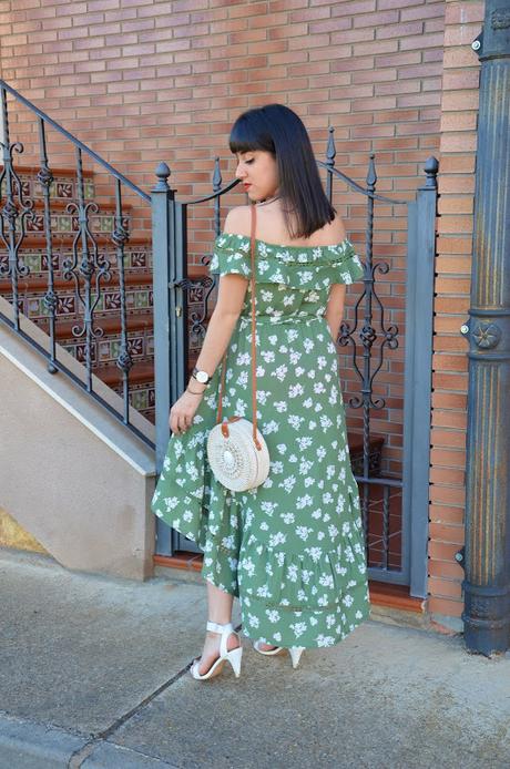 Vestido verde asimétrico con flores blancas