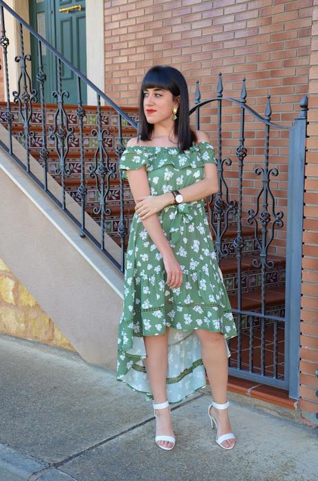 Vestido verde asimétrico con flores blancas