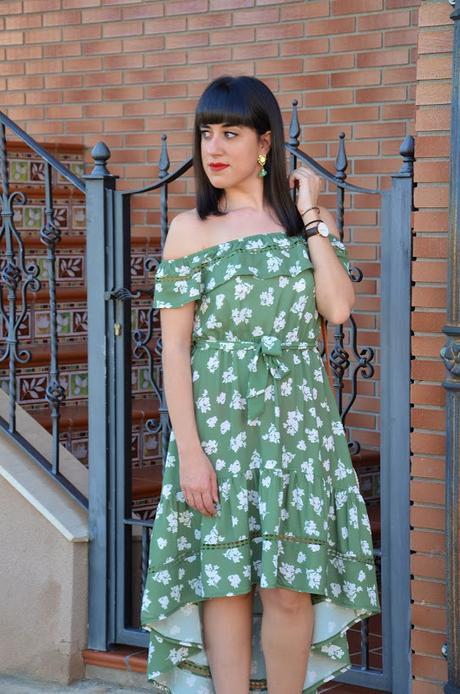 Vestido verde asimétrico con flores blancas