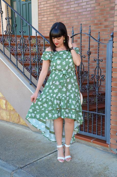 Vestido verde asimétrico con flores blancas