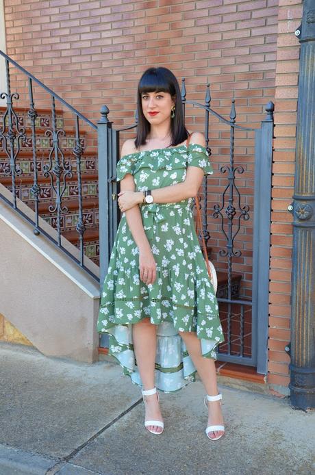 Vestido verde asimétrico con flores blancas