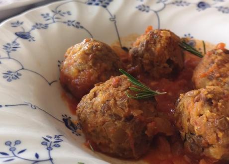 Albóndigas de lentejas con salsa de tomate