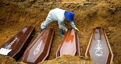 Un sepulturero trabaja durante un entierro masivo de personas que fallecieron debido al COVID-19 en Brasil Un sepulturero trabaja durante un entierro masivo de personas que fallecieron debido al COVID-19 en Brasil