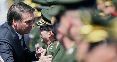 Jair Bolsonaro, presidente de brasil, hablando con un militar brasileño Jair Bolsonaro, presidente de brasil, hablando con un militar brasileño