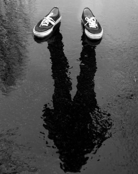 La imagen puede contener: calzado, exterior y agua