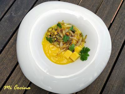 CREMA DE MANGO CON CEBOLLA ESPECIADA, PISTACHOS Y CILANTRO