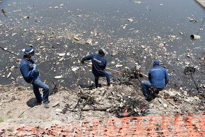 INVITAN TRABAJADORES DE CAEM A MANTENER LIMPIOS LOS SISTEMAS DE DRENAJE EVITANDO TIRAR BASURA EN CANALES Y CALLES