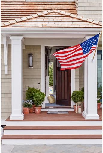 white decor Newport Rhode Island interiors interior inspiration interior design inspo decor hamptons style hamptons house estilo hamptons decoración moderna decoración en blanco decoración costera decoración azul coastal casas americanas casa de la playa beach house  