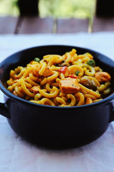 FIDEUÁ CON SALMON, SETAS Y PIMIENTOS FIDEUÁ CON SALMON, SETAS Y PIMIENTOS