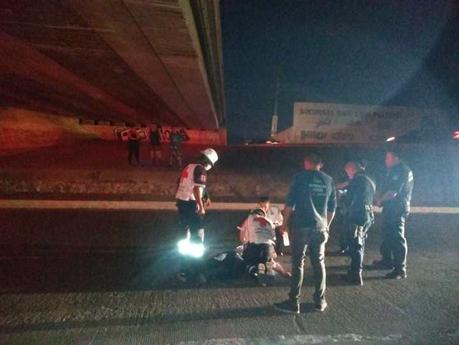 Hombre apuñalado se lanza del puente de carretera Matehuala