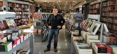 Construir la cotidianidad.     Building the everyday.     何も信じないでください。