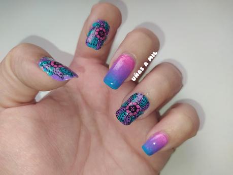 Diseño de uñas colorido con mandalas