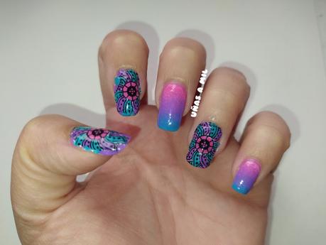 Diseño de uñas colorido con mandalas