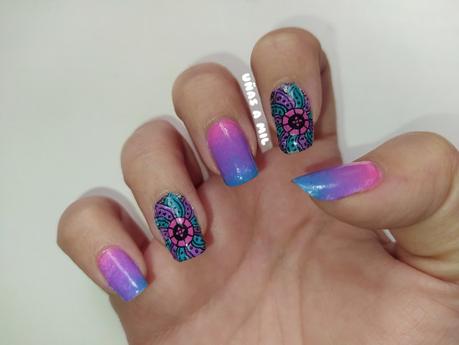 Diseño de uñas colorido con mandalas