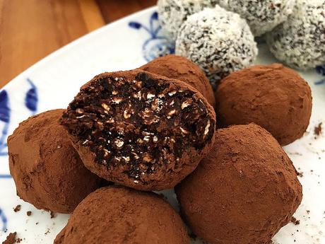 vegan recipes refined sugar free protein bites protein balls oatsbites oats no bake sweets no bake dessert healthy snacks healthy inspo healthy bites gluten free recipe fitness energy bites recipe energy bites energy balls easy dessert bombones veganos bolitas energéticas bolitas de dátiles bolitas con avena  