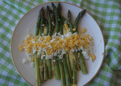 Espárragos mimosa, receta fácil y de temporada