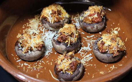Champiñones rellenos de boloñesa y salsa brava gratinados Champiñones rellenos de boloñesa y salsa brava gratinados