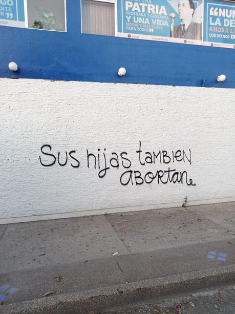 Grafitean sedes de partidos en SLP, reclamando derecho al aborto legal