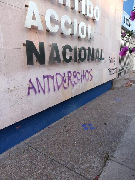 Grafitean sedes de partidos en SLP, reclamando derecho al aborto legal