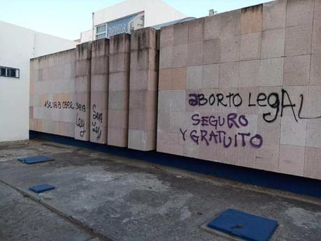 Grafitean sedes de partidos en SLP, reclamando derecho al aborto legal