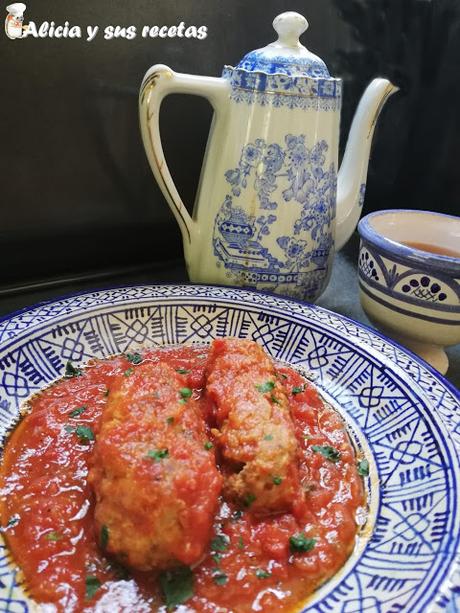 SALCHICHAS DE ESMIRNA EN SALSA DE TOMATE SALCHICHAS DE ESMIRNA EN SALSA DE TOMATE