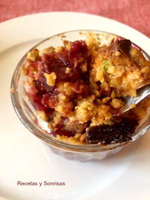 CRUMBLE DE CEREZAS Y CHOCOLATE BLANCO