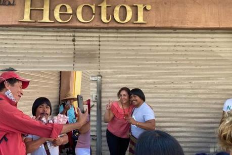 Sin respetar «su sana distancia» potosinos enloquecen con Chaparro Chuacheneger