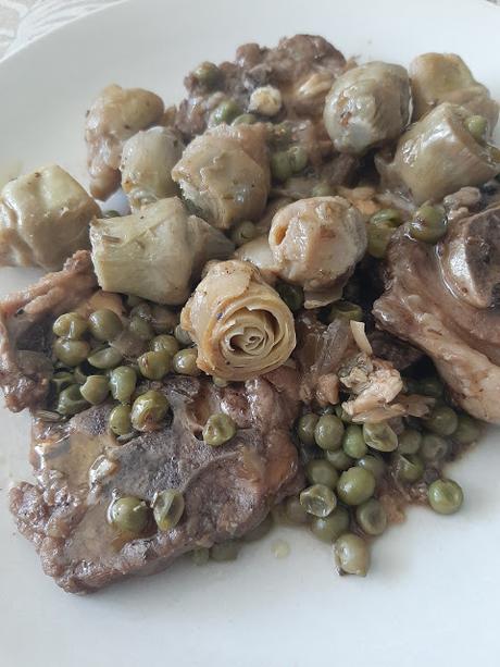 GUISO DE CORDERO CON GUISANTES Y ALCACHOFAS GUISO DE CORDERO CON GUISANTES Y ALCACHOFAS