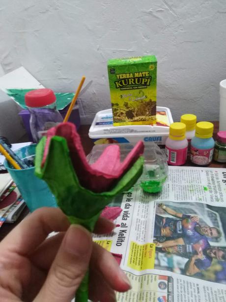 Como crear una rosa con cartón para huevos