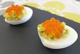 Huevos rellenos de guacamole con caviar de salmón