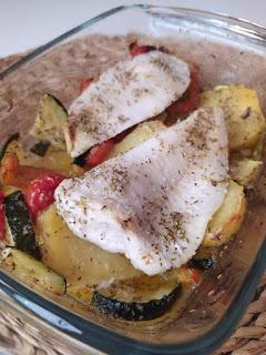 Merluza al horno con limón y verduras Merluza al horno con limón y verduras