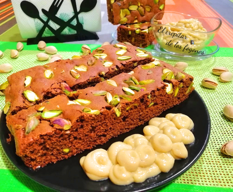 BIZCOCHO DE DOS CHOCOLATES Y PISTACHOS CON CREMA DE TÉ VERDE, JENGIBRE Y NARANJA