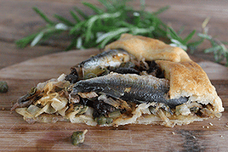 Como hacer coca de sardinas con puerro, olivas y alcaparras Como hacer coca de sardinas con puerro, olivas y alcaparras