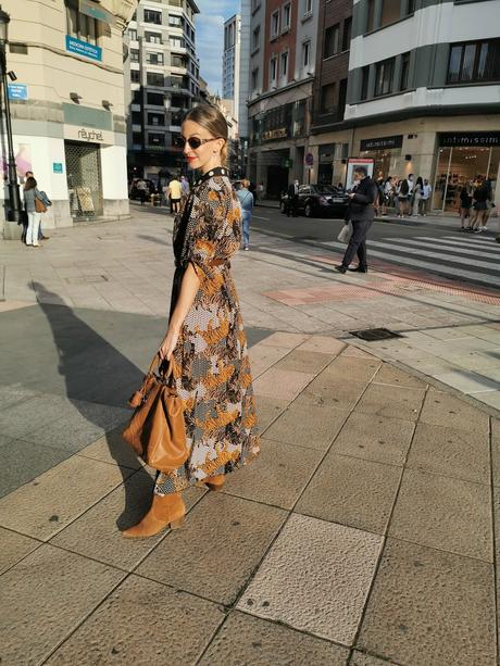 Look vestido estampado y tonos tierra