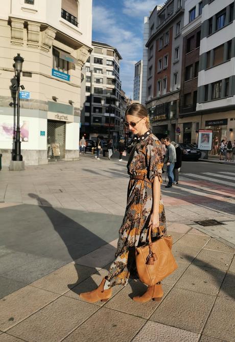 Look vestido estampado y tonos tierra