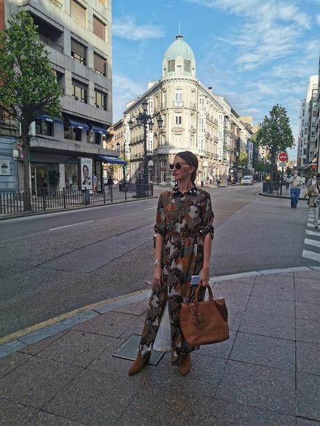 Look vestido estampado y tonos tierra